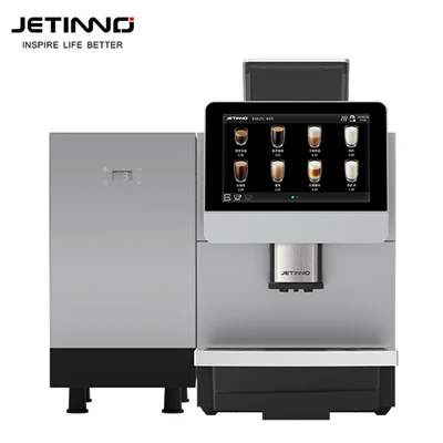 Cafetera comercial con leche fresca